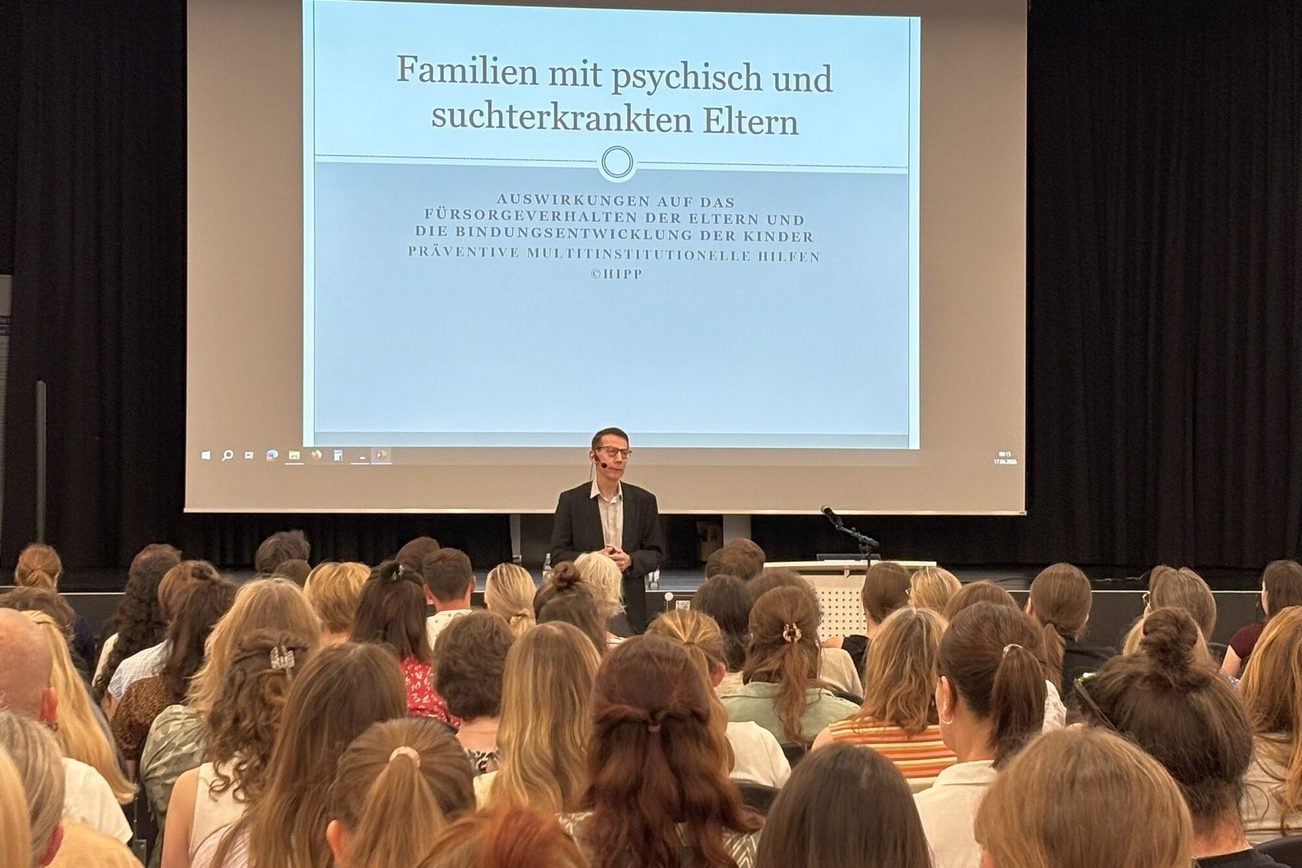 Netzwerkkonferenz zum Thema Kinder psychisch und suchterkrankter Eltern, Vortrag Prof. Hipp