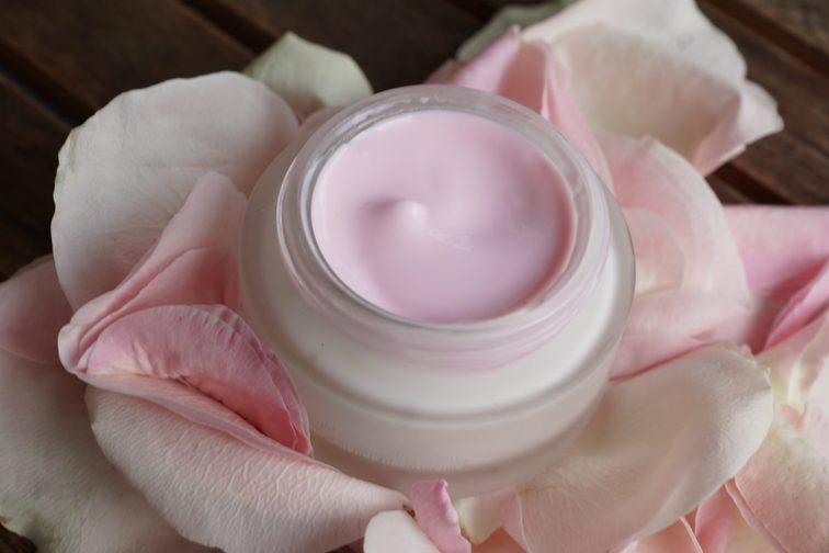 İçinde pembe renkli bir krem bulunan bir kavanoz