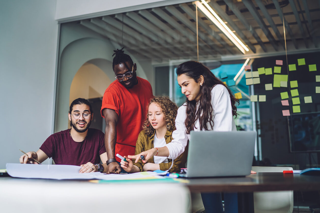 Team, das ein Projekt zusammen plant