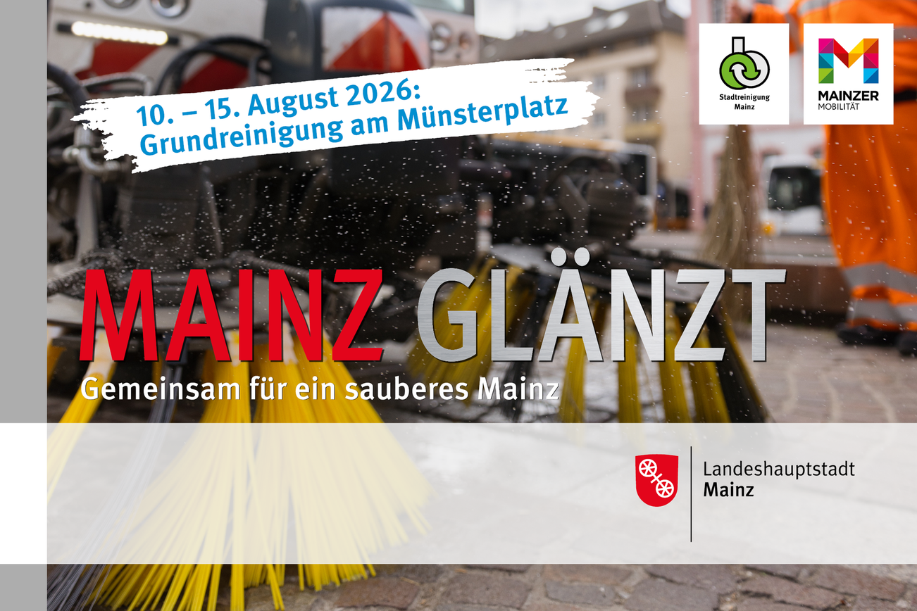 Eine Straßenkehrmaschine reinigt den Boden, rechts daneben steht eine Person in orange-farbener Arbeitskleidung mit einem Reisigbesen in der Hand. Über der Kehrmaschine der Schfirtzug: MAINZ GLÄNZT - Gemeinsam für ein sauberes Mainz und ein Störer auf weiß: 10.-15. August 2026: Grundreinigung am Münsterplatz