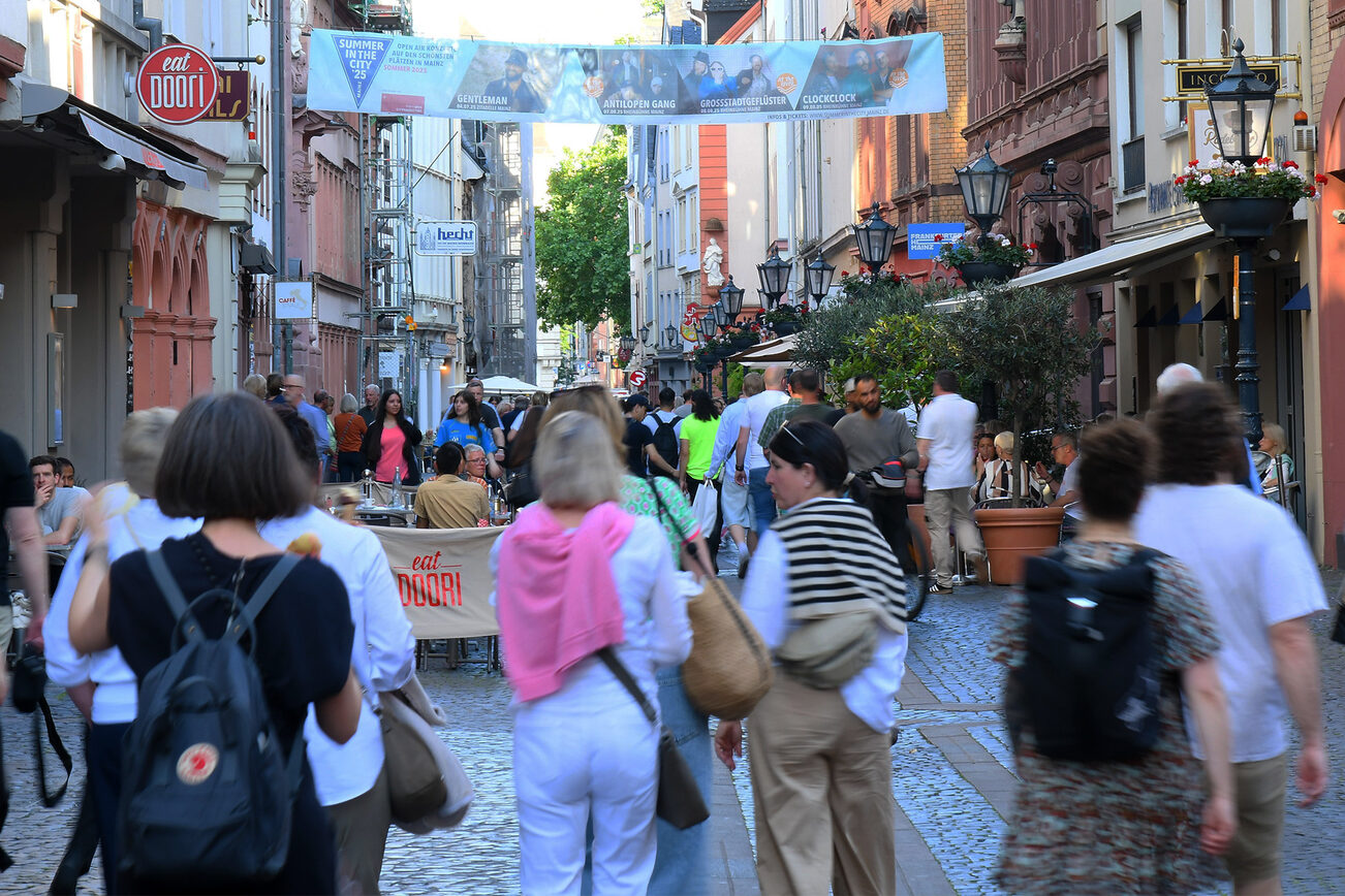 Menschen auf der Augustinerstraße