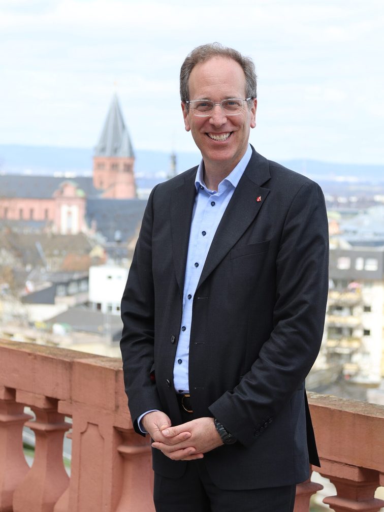 Ludwig Holle auf der Zitadelle in Mainz, im Hintergrund ist die Spitze des Doms zu sehen.