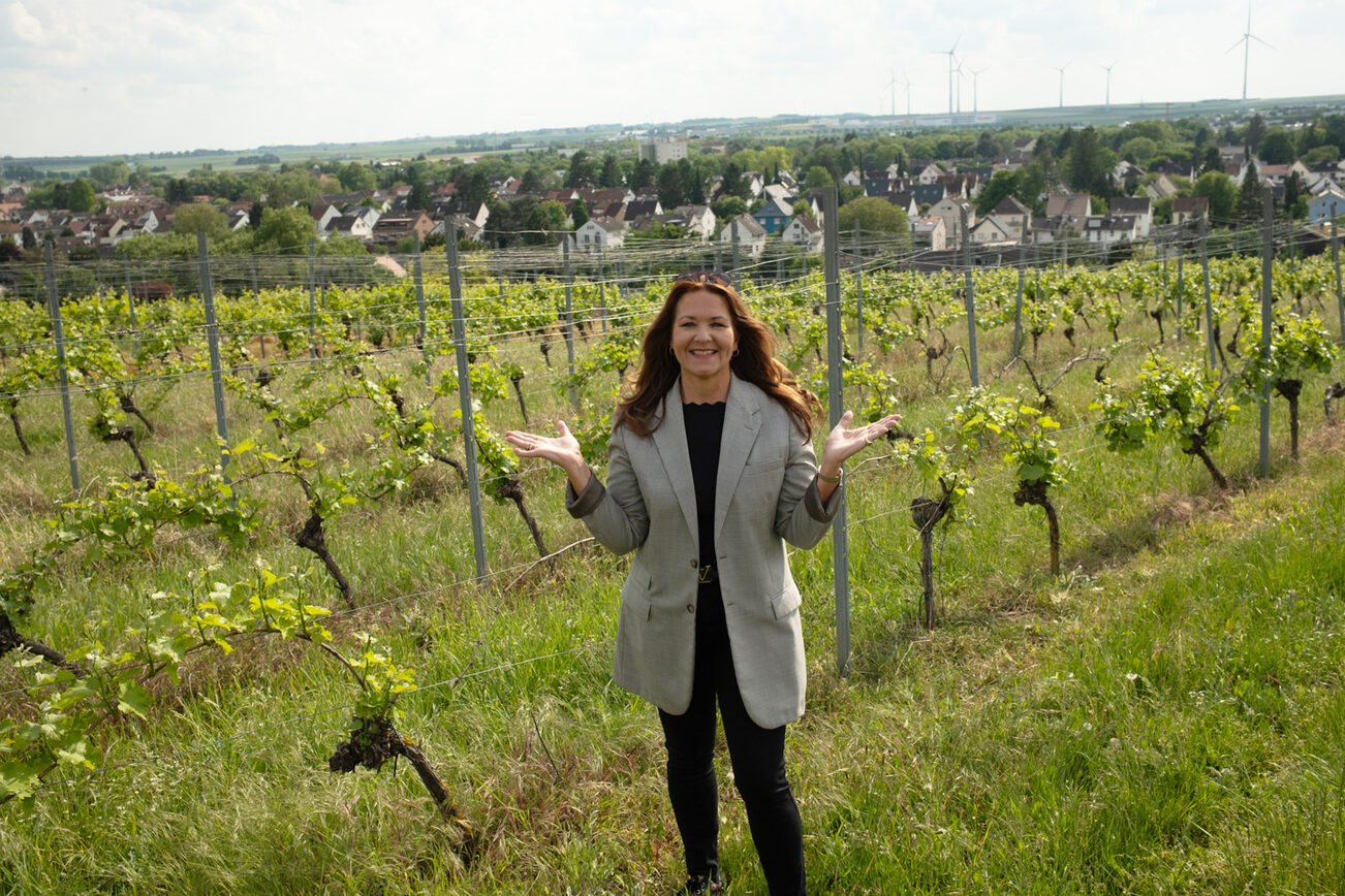 Head of Economic Affairs Manuela Matz in a vineyard, her favorite place in Mainz