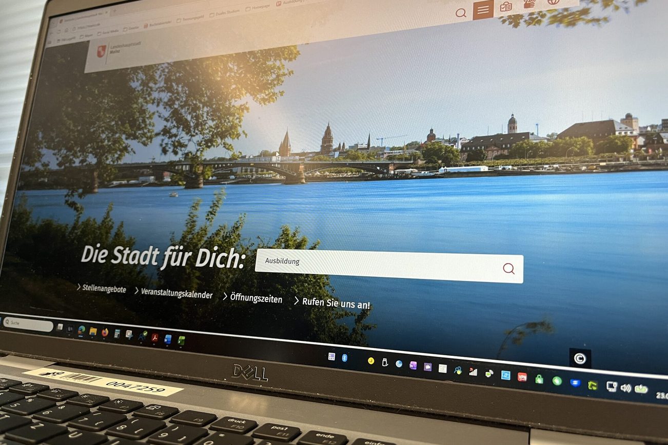 Ein Laptop, auf dem die Webseite der Stadt Mainz geöffnet ist, um dort nach Ausbildungsmöglichkeiten zu suchen.