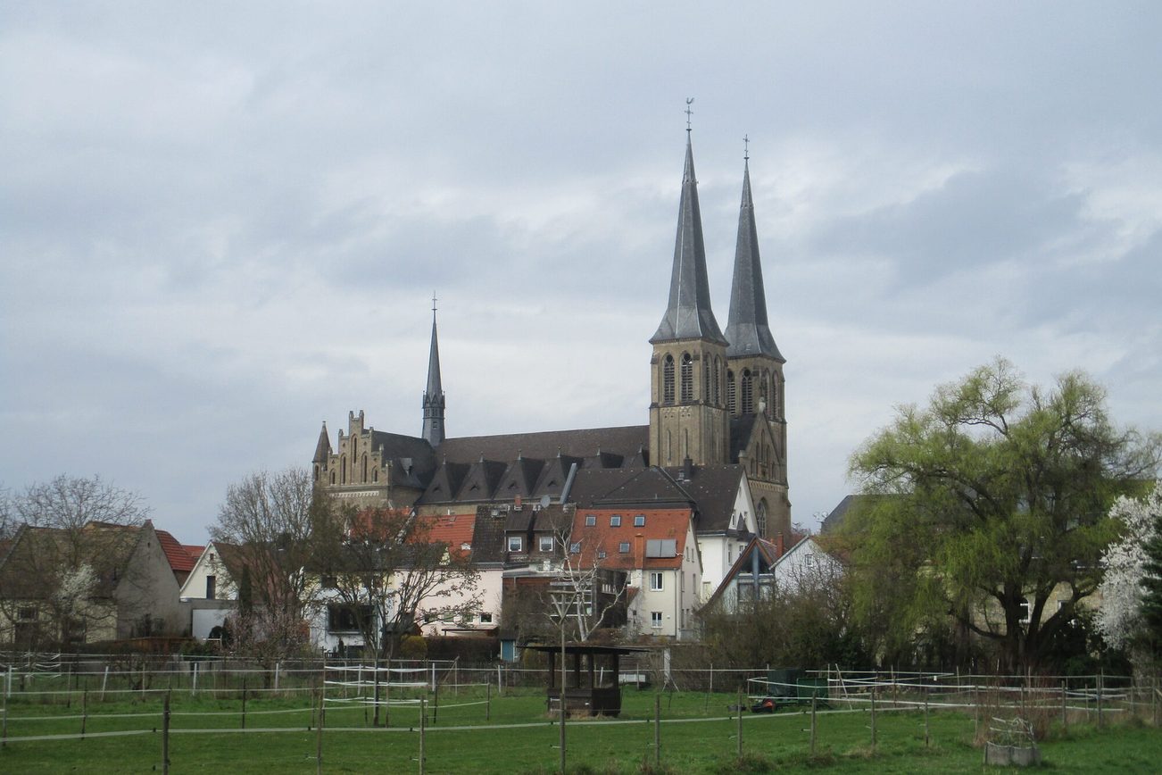 Blick auf die katholische Kirche in Gonsenheim