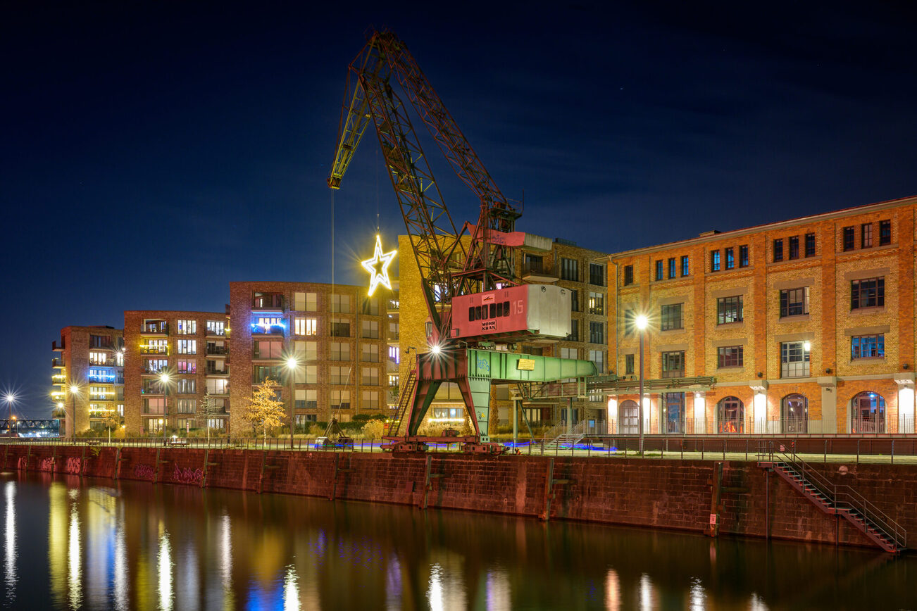 Historisches Weinlagergebäude und neues Stadtqaurtier Zollhafen