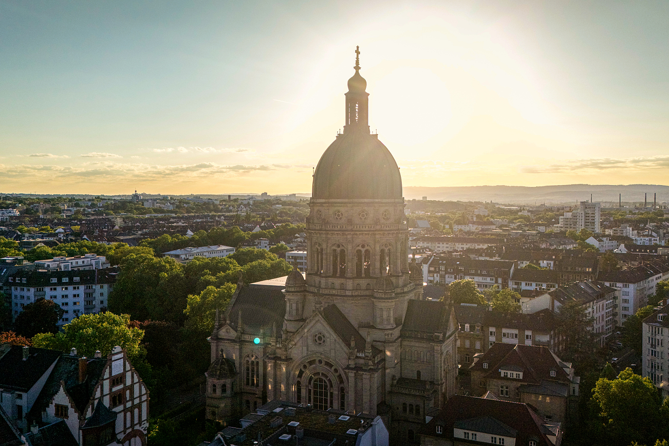 Christuskirche ve Mainz'ın Neustadt semti kuşbakışı