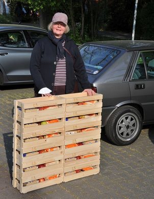 Katja Campe mit Lunch Paketen