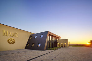 Schwarze Fassade des Weinguts im Sonnenuntergang © Weingut Manz