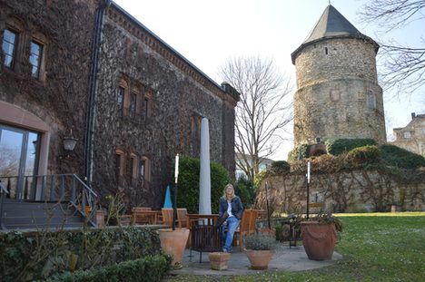 Eva Eppard im schönen Garten des Restaurants Kupferberg