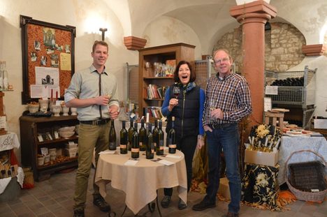 Familie Bernhard-Räder in ihrer Vinothek in der Kuhkapelle.