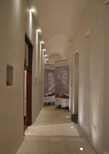 Plakate Spanier und Kühling-Gillot im Flur
