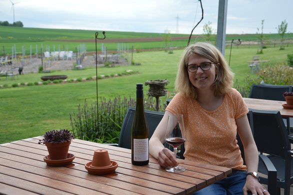 Terrasse mit Weitblick in die Weinberge: Winzerin Eva Vollmer