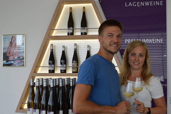 Sebastian und Alina Engel führen mit Alinas Eltern das zwölf Hektar große Weingut samt Hotel.