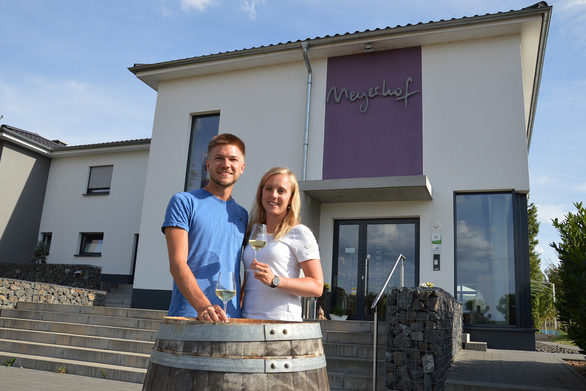 Das Weingut Meyerhof liegt mit seiner Vinothek und dem Hotel am Rande von Flomborn.