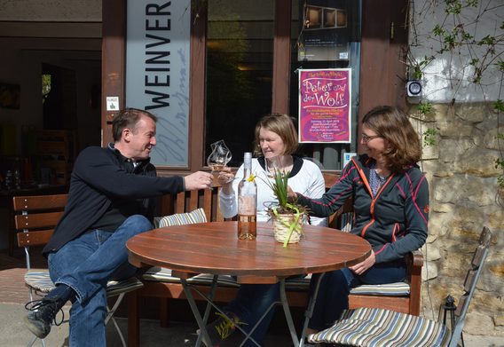 Die Wagners auf der Terrasse ihres Weinguts