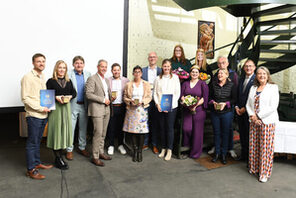 Preisträger:innen 2026 mit ihren Awards und Urkunden © Carsten Costard