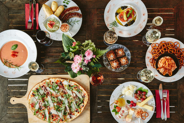 In der Weintaverne können Gäste unter anderem mediterrane Antipasti genießen.