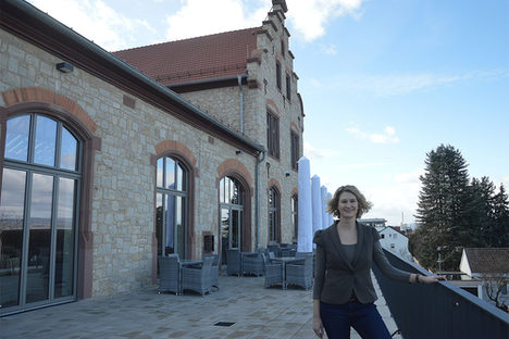 Katharina Ferch auf der Terrasse des Winzerkellers.