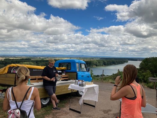 Wein genießen mit Blick auf den Rhein und der mobilen Weinbar