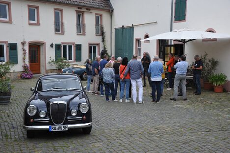 Menschen vor Oldtimer