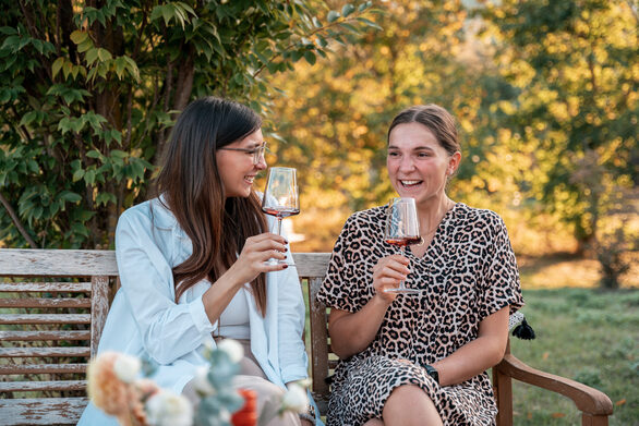 Julia und Marie Wasem in ihrem Garten.