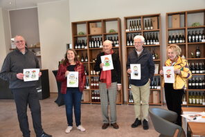 Weinprobe mit verschiedenen Menschen © Weingut Paulinenhof