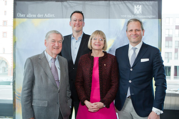 OB Michael Ebling mit den Weinspezialisten Jancis Robinson und Hugh Johnson sowie Präsident Steffen Christmann bei der Eröffnung der Mainzer Weinbörse 2016 in der Rheingoldhalle.