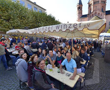 Besucher auf dem Mainzer Marktfrühstück