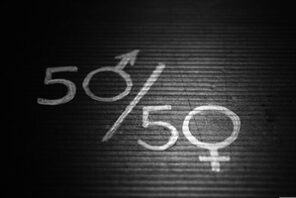 eine schwarze Tafel auf der mit weißer Schrift 50/50 steht © Pixabay/Selver Učanbarlić