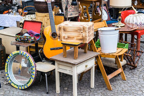 Flohmarktstand (Symbolbild) © Fiedels - stock.adobe.com