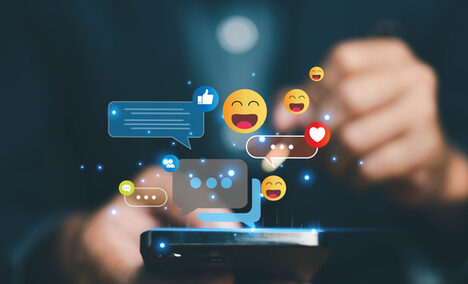 Emojis über einem Smartphone