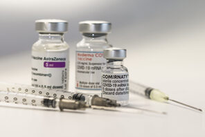 Verschiedene Impfampullen © volkergoehr - stock.adobe.com