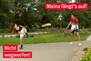 Eine junge Frau wirft eine überdimensional große Zigarettenkippe © Landeshauptstadt Mainz/dreivorzwölf Marketing, Foto: Carsten Costard