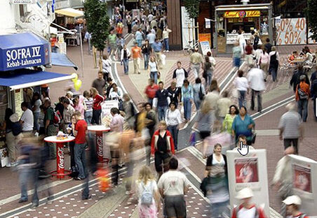 Mainzer Einkaufsstraße mit einigen Menschen
