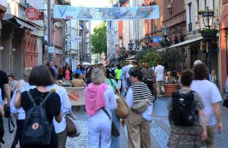 Menschen auf der Augustinerstraße