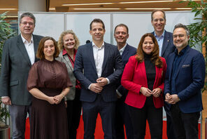 5 Männer und 3 Frauen stehen nebeneinander und lächeln in die Kamera. &copy; Landeshauptstadt Mainz