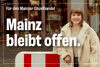 Schrift: Mainz bleibt offen, dazu eine Junge Frau an einer Baustellenbarke